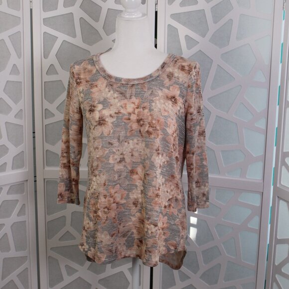 Rose + Olive Womens Top Size Medium Pink & Gray Floral Back Buttons 3/4 Sleeve - Picture 1 of 12